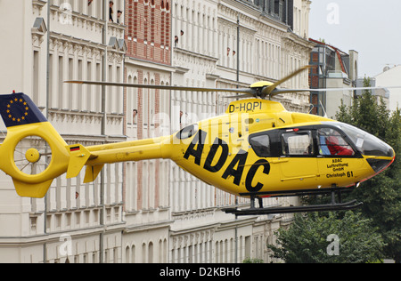 Leipzig, Deutschland, ADAC Rettung Hubschrauber Christoph 61 in der Innenstadt von Stockfoto