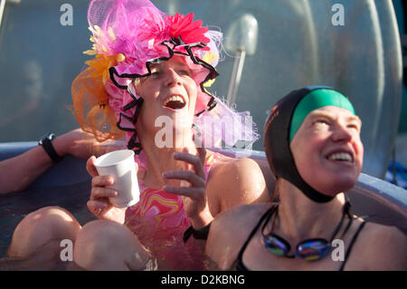 London, UK. 26. Januar 2013. Tooting Bec kalten Wasser Swimming Championships. Yvonne Delaney, ein Sandy Cove Schwimmer aus Kork-Insel. Stockfoto