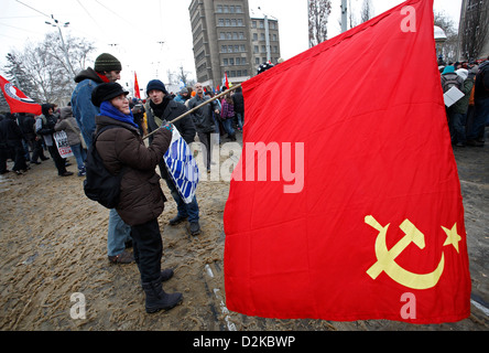 Dresden, Deutschland, eine Frau mit der Flagge der Sowjetunion am zentralen Treffpunkt Stockfoto