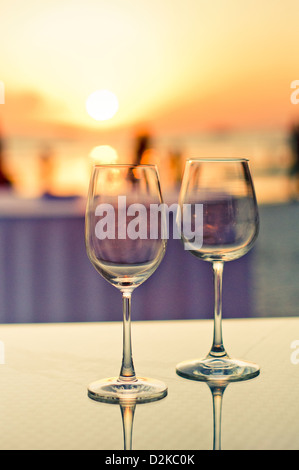 romantisches Abendessen Lage am Strand bei Sonnenuntergang, für Hotel oder Resort-Konzepte. Stockfoto