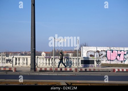 Berlin, Deutschland, geht über die Brücke Bornholmer passer Stockfoto