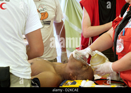 Carrefour, Haiti, eine verletzte Person wird in der Ambulanz Zelt behandelt. Stockfoto