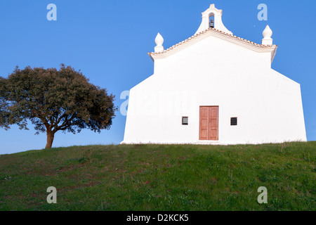 Die historische Kirche von Sao Pedro Das Cabecas in Castro Verde, im Alentejo, Portugal. Stockfoto