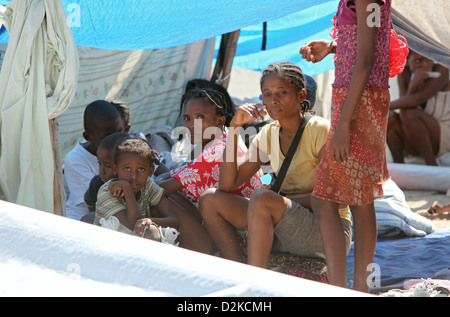 Carrefour, Haiti, Opfer des Lagers Erdbeben unter freiem Himmel Stockfoto