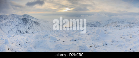 Panoramablick vom Gipfel des großen Giebel in der Dämmerung im Winter im englischen Lake District Stockfoto