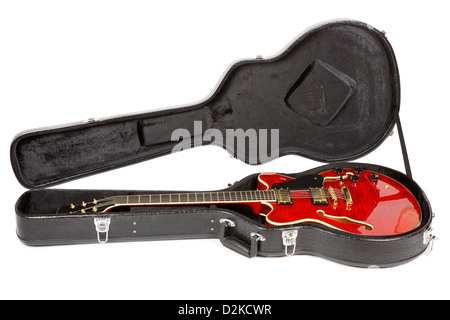 rot e semi-hollow Gitarre im Hartschalenkoffer, isoliert auf weiss Stockfoto