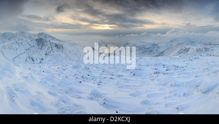 Panoramablick vom Gipfel des großen Giebel in der Dämmerung im Winter im englischen Lake District Stockfoto