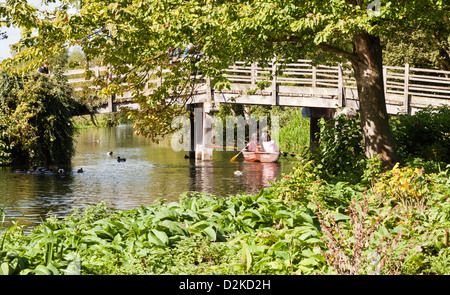 Ruderboot auf dem Fluss Stour in Flatford Mill, Suffolk, England Stockfoto