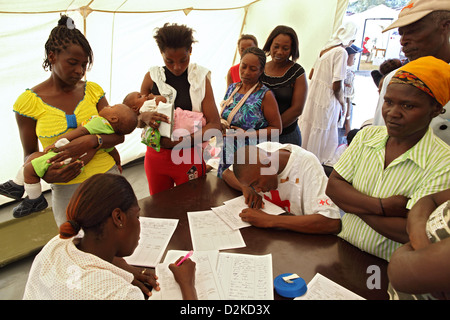 Carrefour, Haiti, registrieren im Bereich Rezeption von dem Krankenhauspersonal Patienten Stockfoto