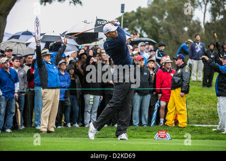 25.01.2013. La Jolla, Kalifornien USA. Tiger Woods (Jupiter, Florida) Abschlag an Loch 18 auf den Nord-Platz. Bauern Versicherung Open in Torrey Pines Golf Course in La Jolla, Kalifornien Stockfoto