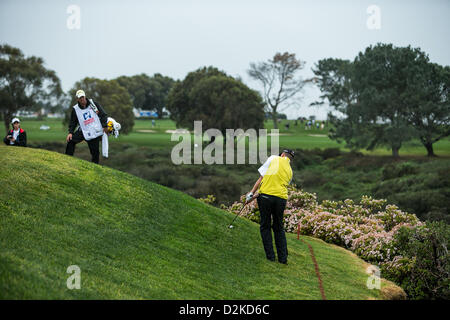 25.01.2013. La Jolla, Kalifornien USA. Robert Karlsson (Charlotte, North Carolina) schlagen auf das Grün am 14. Loch auf dem Südkurs. Bauern Versicherung Open in Torrey Pines Golf Course in La Jolla, Kalifornien Stockfoto