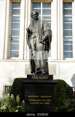 Statue von Michael Faraday, Savoy Hotel, London, England, UK Stockfoto