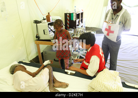 Carrefour, Haiti, Betreuer und Mädchen am Bett der Großmutter Stockfoto