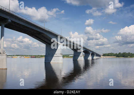 Die Automobil-Brücke in Perm. Russland. Stockfoto