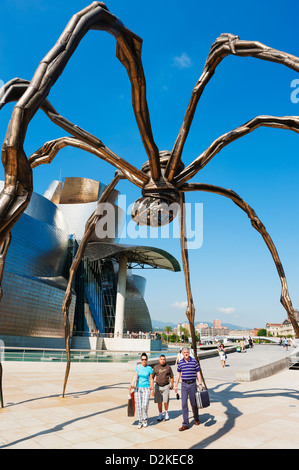 Das Guggenheim Museum, entworfen von kanadisch-amerikanischen Architekten Frank Gehry und Riesen-Spinne-Skulptur von Louise Bourgeois, Bilbao, Stockfoto