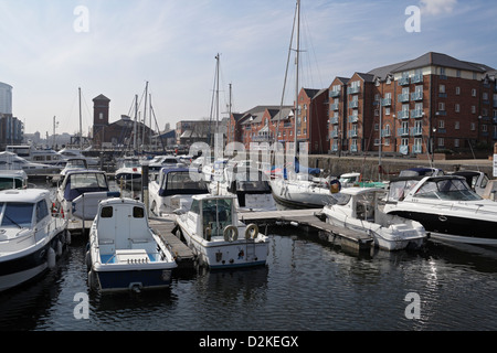 Die ausgedehnte Marina von Swansea im alten Hafen, Wales UK Boats legte am Ufer von Swansea an Stockfoto
