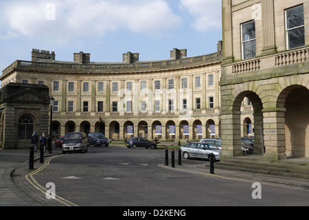 Buxton Crescent ist ein denkmalgeschütztes 1 Gebäude in der Stadt Buxton, Derbyshire, England. Historische georgische Architektur Stockfoto