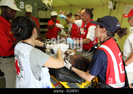 Carrefour, Haiti, Internatioalen Ärzte behandeln eine junge Frau in der Ambulanz-Zelt Stockfoto