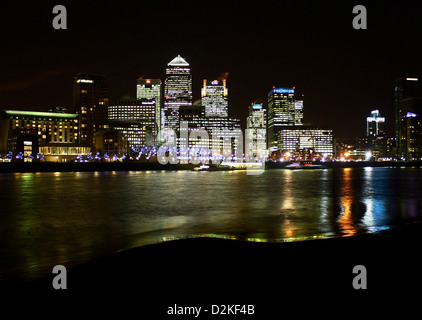 Nachtansicht von Canary Wharf, von der Südseite der Themse Stockfoto