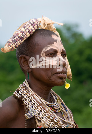 Porträt von dekorierten Kara Frau-Nahaufnahme Stockfoto