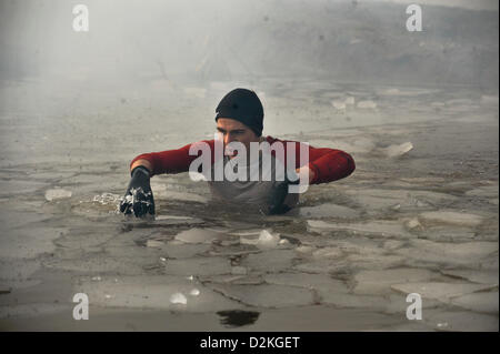 Wettbewerber beteiligen sich bei Perton, Staffordshire, England am 27. Januar 2013 in Tough Guy 2013. Die jährliche Veranstaltung zieht Tausende, bestehend aus einer Armee Stil Hindernisparcours über acht Meilen Land in die Landschaft von Staffordshire. Konkurrenten testen Sie ihre Ausdauer auf dem zermürbenden Kurs. Stockfoto