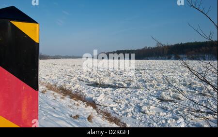 Die Odra an der deutsch-polnischen Grenze ist mit Eisschollen in Hohenwutzen, Deutschland, 27. Januar 2013 bedeckt. Das Treibeis in Oder mit einer Länge von 70 Kilometern hat den Fluss zum Erliegen gebracht. Foto: Patrick Pleul Stockfoto