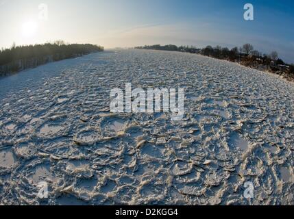 Die Odra an der deutsch-polnischen Grenze ist mit Eisschollen in Hohenwutzen, Deutschland, 27. Januar 2013 bedeckt. Das Treibeis in Oder mit einer Länge von 70 Kilometern hat den Fluss zum Erliegen gebracht. Foto: Patrick Pleul Stockfoto