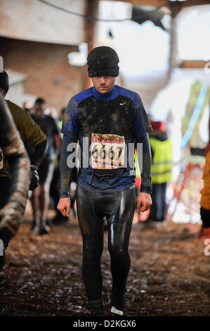 Ein Konkurrent endet die Tough Guy 2013-Veranstaltung am Perton, Staffordshire, England am 27. Januar 2013. Die jährliche Veranstaltung zieht Tausende, bestehend aus einer Armee Stil Hindernisparcours über acht Meilen Land in die Landschaft von Staffordshire. Konkurrenten testen Sie ihre Ausdauer auf dem zermürbenden Kurs. Stockfoto
