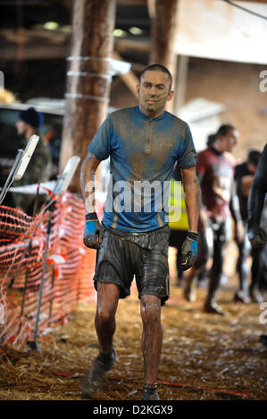Ein Konkurrent endet die Tough Guy 2013-Veranstaltung am Perton, Staffordshire, England am 27. Januar 2013. Die jährliche Veranstaltung zieht Tausende, bestehend aus einer Armee Stil Hindernisparcours über acht Meilen Land in die Landschaft von Staffordshire. Konkurrenten testen Sie ihre Ausdauer auf dem zermürbenden Kurs. Stockfoto