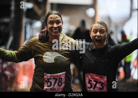 Konkurrenten beenden den harten Kerl 2013 Wettbewerb bei Perton, Staffordshire, England am 27. Januar 2013. Die jährliche Veranstaltung zieht Tausende, bestehend aus einer Armee Stil Hindernisparcours über acht Meilen Land in die Landschaft von Staffordshire. Konkurrenten testen Sie ihre Ausdauer auf dem zermürbenden Kurs. Stockfoto