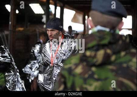 Ein Konkurrent endet die Tough Guy 2013-Veranstaltung am Perton, Staffordshire, England am 27. Januar 2013. Die jährliche Veranstaltung zieht Tausende, bestehend aus einer Armee Stil Hindernisparcours über acht Meilen Land in die Landschaft von Staffordshire. Konkurrenten testen Sie ihre Ausdauer auf dem zermürbenden Kurs. Stockfoto