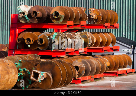 Rusty verwendet Schnecken auf Regalen; geotechnische Bohrgeräte Spezialisten Bachy Soletanche Ltd im Burscough, Lancashire, Großbritannien Stockfoto