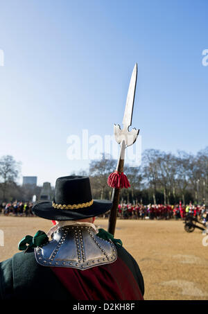 London, UK. 27. Januar 2013. Mitglieder von den englischen Bürgerkrieg Gesellschaft versammeln sich in London der englische Bürgerkrieg Reenactors besuchen einen Service zum Gedenken an die Hinrichtung von König Charles I. Photographer: Gordon Scammell Stockfoto