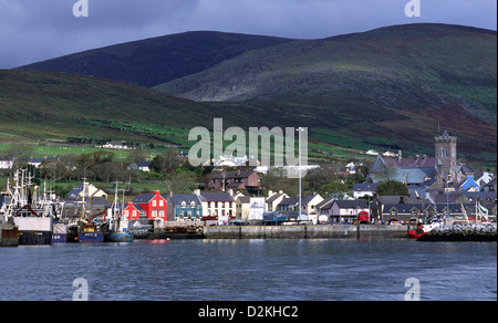 Die Küsten Stadt Dingle, County Kerry, Irland, zeigen den Hafen und Str. Marys Kirche. Stockfoto
