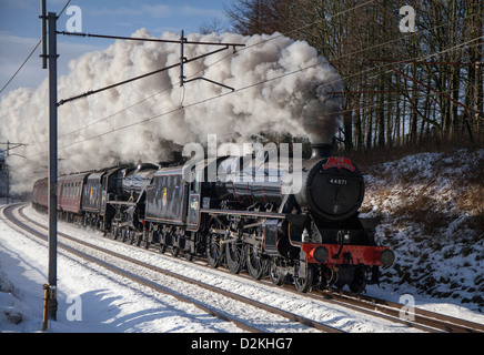 Züge, Gleise und Passagiere LMS 4-6-0 Nr. 44871; Midlander Dampfeisenbahn auf schneebedeckten Strecken im Winter. Ein Black Five 5 Exkursion Beckfoot, Cumbria Stockfoto