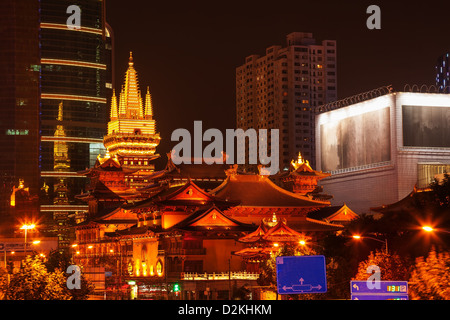 Goldene Tempel Dach Top Jing eine Ruhe Tempel Central Shanghai, China. Am reichsten buddhistischen Tempel in Shanghai in der Nacht. Stockfoto