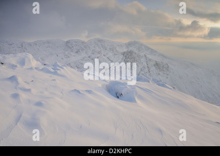 Tiefen Schnee auf dem Gipfel des großen Giebel mit Lingmell, Scafell und Scafell Pike im Hintergrund Stockfoto