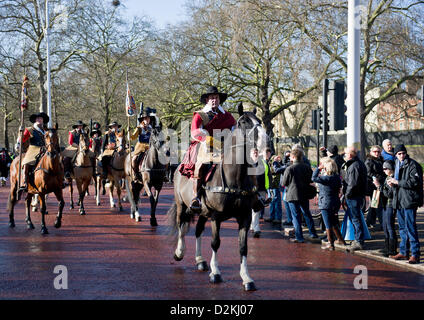 London, UK. 27. Januar 2013. Mitglieder des Vereins englischer Bürgerkrieg sammeln auf Pall Mall.  Der englische Bürgerkrieg Reenactors fahren an einen Dienst zum Gedenken an die Hinrichtung von König Charles I. Photographer: Gordon Scammell Stockfoto