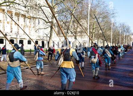 London, UK. 27. Januar 2013. Mitglieder des Vereins englischer Bürgerkrieg sammeln auf Pall Mall.  Der englische Bürgerkrieg Reenactors März an einen Dienst zum Gedenken an die Hinrichtung von König Charles I. Photographer: Gordon Scammell Stockfoto