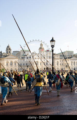 London, UK. 27. Januar 2013. Mitglieder des Vereins englischer Bürgerkrieg in London der englische Bürgerkrieg Reenactors März versammeln, um einen Dienst zum Gedenken an die Hinrichtung von König Charles I. Photographer: Gordon Scammell Stockfoto