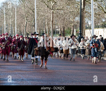 London, UK. 27. Januar 2013. Mitglieder des Vereins englischer Bürgerkrieg versammeln sich in London der englische Bürgerkrieg Reenactors März an einen Dienst zum Gedenken an die Hinrichtung von König Charles I. Photographer: Gordon Scammell Stockfoto