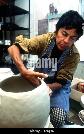 52 jährige blinde & Diabetiker weibliche Künstler/Skulptur bei der Arbeit in ihrem Heimstudio, Carshalton, Surrey, UK. Stockfoto