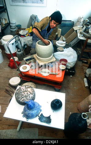 52 jährige blinde & Diabetiker weibliche Künstler/Skulptur bei der Arbeit in ihrem Heimstudio, Carshalton, Surrey, UK. Stockfoto