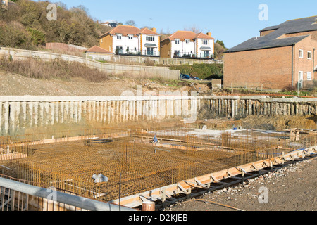 Baustelle wo Stahlbetonpfähle wurden in die Bank und Stahl Armierungseisen gelegt. Stockfoto