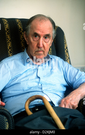 Älterer Mann sitzt in der Lounge im Pflegeheim, London, UK. Stockfoto