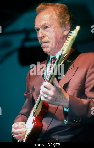 Gitarrist bert weedon (1920-2012) Durchführen von Southwark Rentner Konzert, millwall fc, neue Höhle, südöstlich von London, UK 1998. Stockfoto