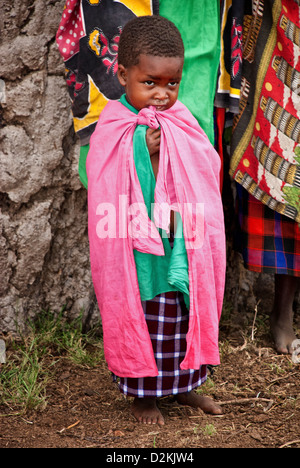 Masai-Kind, trägt traditionellen Kleidung in einem Dorf in der Masai Mara, Kenia, Afrika Stockfoto