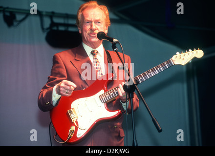 Gitarrist bert weedon (1920-2012) Durchführen von Southwark Rentner Konzert, millwall fc, neue Höhle, südöstlich von London, UK. 1998. Stockfoto