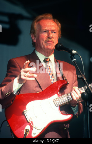 Gitarrist bert weedon (1920-2012) Durchführen von Southwark Rentner Konzert, millwall fc, neue Höhle, südöstlich von London, UK. 1998. Stockfoto