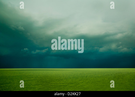 Wolken über grüne Landschaft - Plattensee vor Sturm Stockfoto